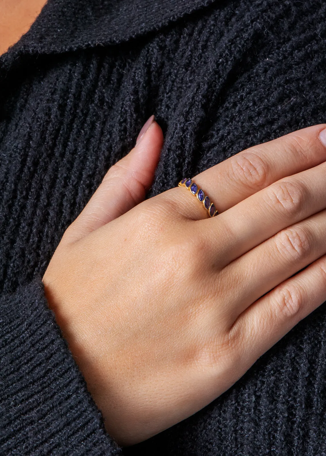 Tanzanite Single Laurel Band Yellow Gold Ring